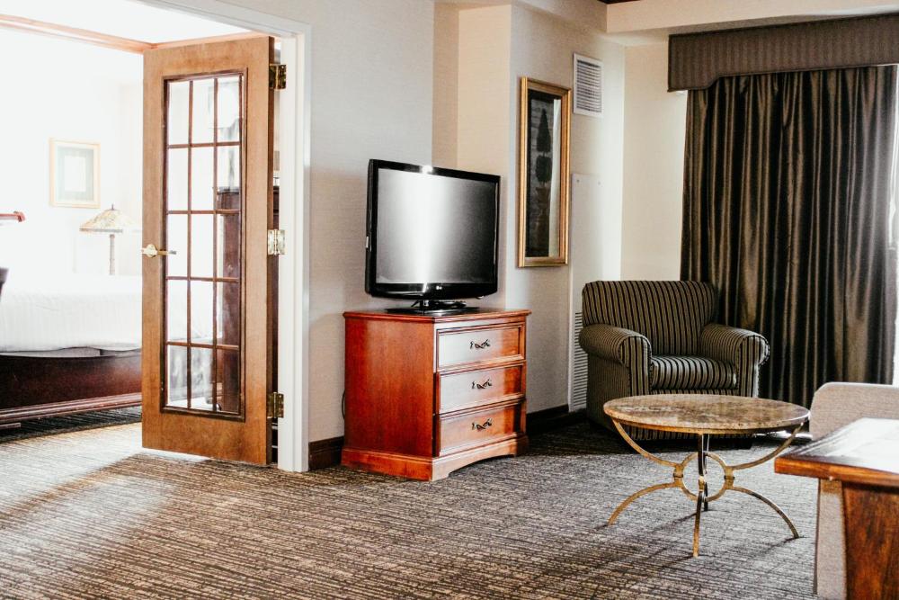 Deluxe King Room interior